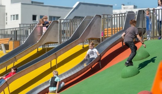 Детские площадки Москвы приглашают родителей и детей в парки и скверы