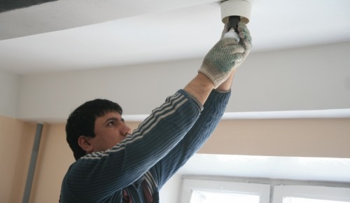 Коммунальная служба Гагаринского района починила освещение в многоэтажном доме