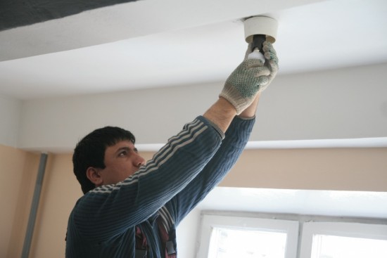 Коммунальная служба Гагаринского района починила освещение в многоэтажном доме