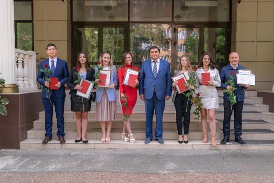 Выпускникам Губкинского университета вручили дипломы
