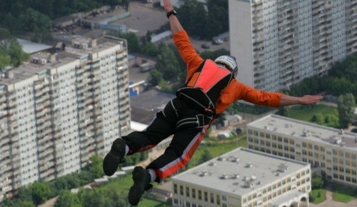 Парашютист совершил прыжок с высотки на Ленинском Проспекте