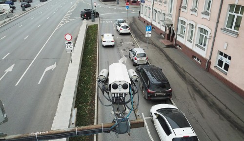 На улице Косыгина появилась камера, фиксирующая проезд машин через парковочные места