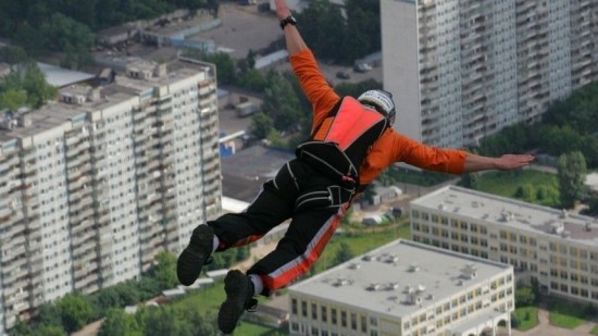 Парашютист совершил прыжок с высотки на Ленинском Проспекте