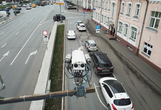 На улице Косыгина появилась камера, фиксирующая проезд машин через парковочные места