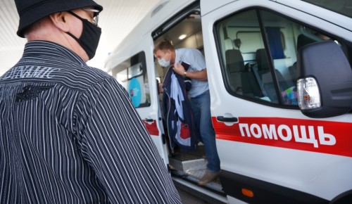 На станции метро "Площадь Гагарина" продолжает работу мобильный пункт вакцинации против гриппа