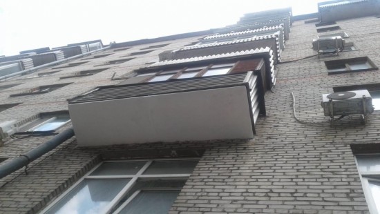 После вмешательства Мосжилинспекции в многоквартирных домах в ЮЗАО балконы привели в порядок