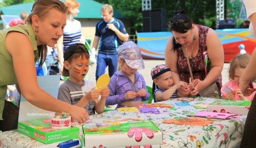 Жителей Гагаринского района приглашают на праздничные мероприятия ко Дню матери