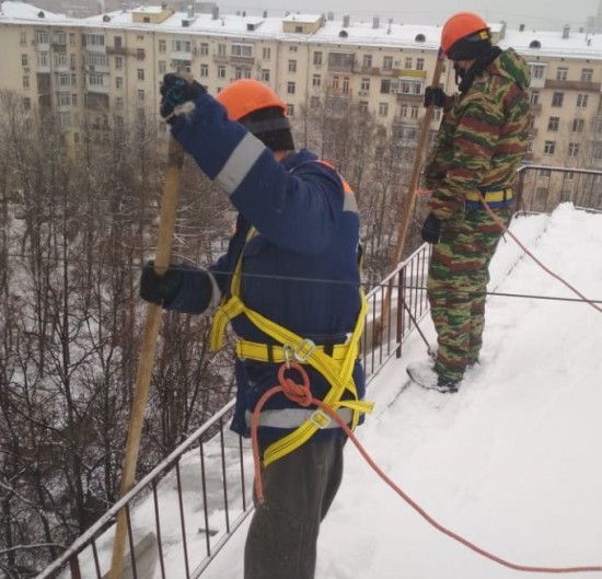Коммунальные службы очистили кровли жилых домов от снега