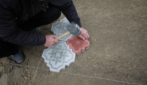 На дублере Ленинского проспекта восстановили плиточное покрытие
