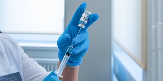 Собянин значительно расширил список категорий для вакцинации от коронавируса