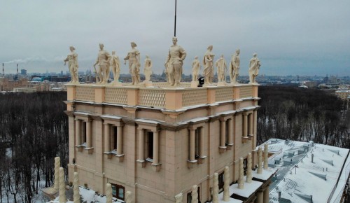 На площади Гагарина отреставрировали скульптуры