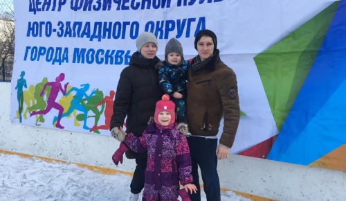 Семья из Конькова выступила на окружных соревнованиях «Зимние забавы» на катке «Искорка»