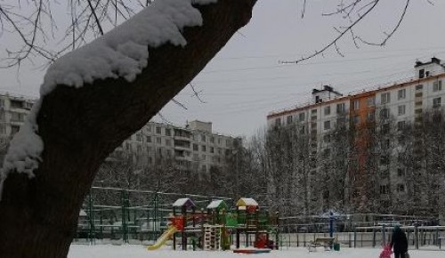 Опасно выступающие элементы ликвидировали возле детских площадок на Академика Волгина