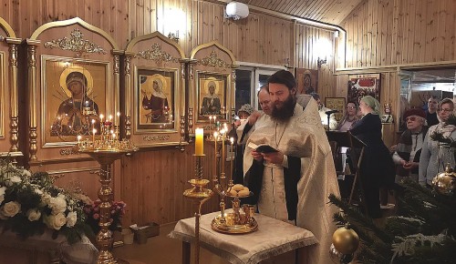 Рождественские богослужения прошли в храме иконы Божией Матери «Умягчение злых сердец» в Конькове