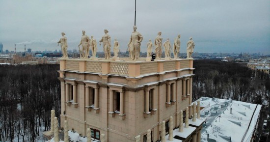 На площади Гагарина отреставрировали скульптуры