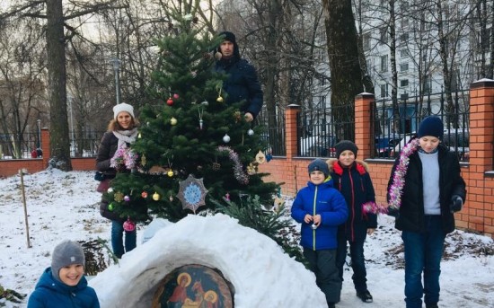 Ребята из района Коньково построили снежный вертеп
