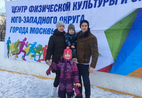 Семья из Конькова выступила на окружных соревнованиях «Зимние забавы» на катке «Искорка»