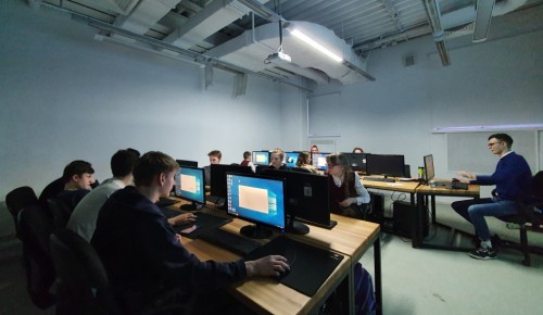 Школьники побывали в кабине авиатренажера в технопарке «Наукоград»