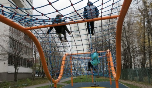 В районе Коньково по программе «Мой район» благоустроят детские площадки