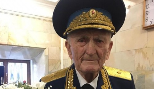 Сергей Собянин наградил ветерана из ЮЗАО