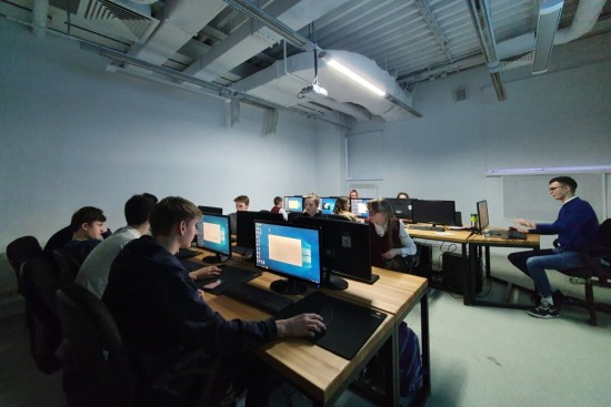 Школьники побывали в кабине авиатренажера в технопарке «Наукоград»