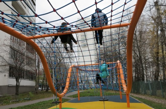 В районе Коньково по программе «Мой район» благоустроят детские площадки