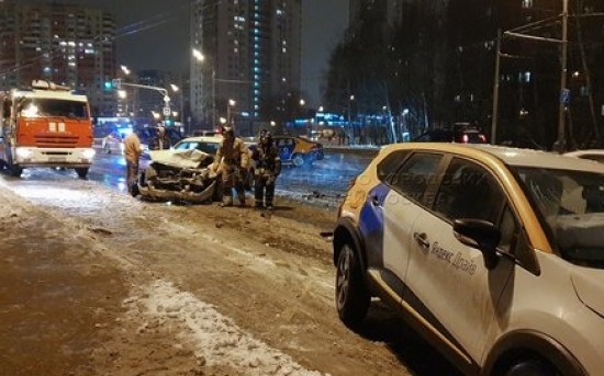 В районе Коньково столкнулись три автомобиля