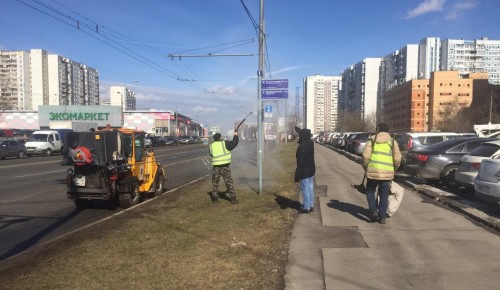 В районе Коньково приводят в порядок опоры освещения и дорожные знаки