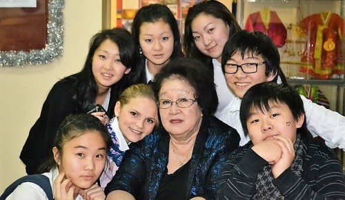 Заслуженного учителя России Нелли Николаевну Эм поздравили с юбилеем