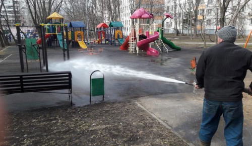 В районе Коньково промывают детские площадки и меняют песок в песочницах
