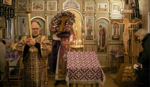 Во время богослужения в храме района Коньково был вынесен Крест для всеобщего поклонения