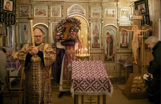 Во время богослужения в храме района Коньково был вынесен Крест для всеобщего поклонения