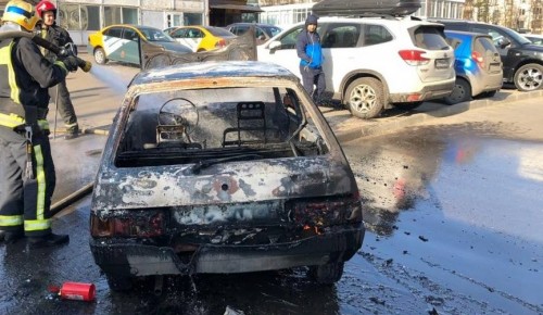 На улице Бутлерова ликвидировали возгорание автомобиля