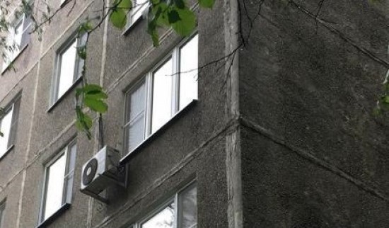 Мешавшие жильцам дома на улице Бутлерова ветки ликвидировали