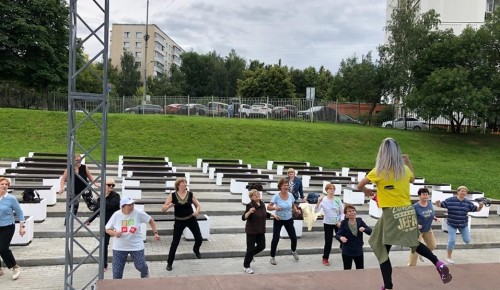 «Долголеты» района Коньково смогут заняться зумбой и скандинавской ходьбой в августе