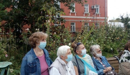 Участники проекта «Московское долголетие» района Коньково прогулялись по столичным улочкам