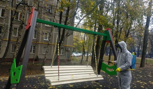 В районе Коньково дезинфицируют детские площадки