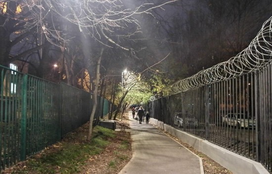 В районе Коньково осветили детскую и спортивную площадки, а также дорожку около детского сада