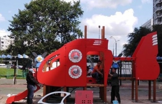 Кататься на «вертолете» на детской площадке в Конькове снова стало безопасно