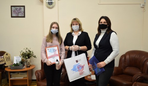 Заместитель главы управы района Коньково наградила победительницу конкурса «Наследие моего района»