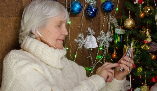 Жители серебряного возраста могут принять участие в музыкальной игре «Новогодний сМУЗи»