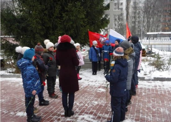 Школьники возложили цветы к памятнику воинам, расположенному возле храма Живоначальной Троицы