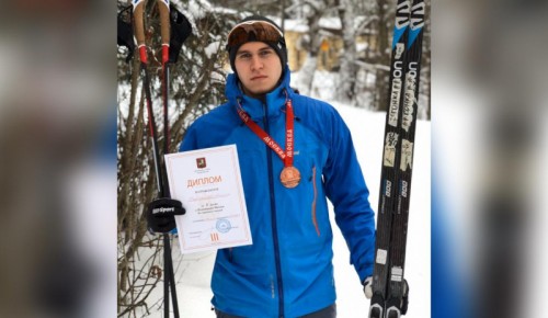 Антон Харламов из района Коньково завоевал бронзу чемпионата столицы по лыжным гонкам 