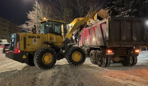 Коммунальщики района Коньково устраняют последствия вчерашнего снегопада