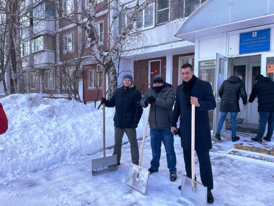 Сотрудники управы Конькова взялись за лопаты