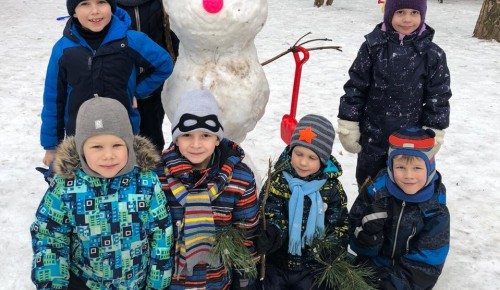 Юные котловчане успели вылепить снеговика и приобщиться к зимнему спорту