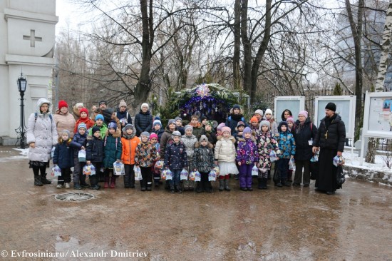 В Котловке вручили рождественские подарки детям из многодетных семей