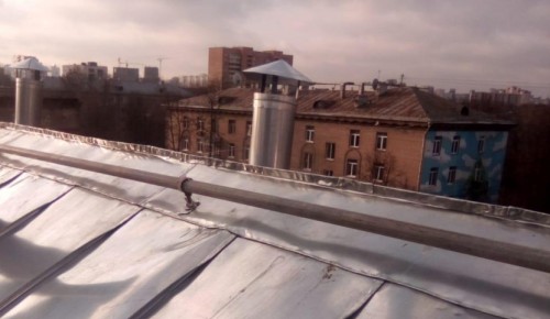 «Жилищник» поднялся на крышу дома на Нагорной и произвёл там ремонт