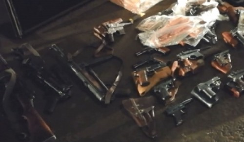 Сотрудники полиции и ФСБ пресекли незаконные производство и оборот оружия