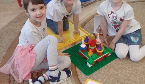 Маленькие котловчане узнали о военных профессиях и создали макет Спасской башни